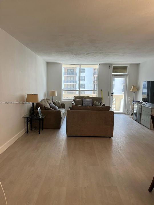 For Rent: $2,800 (1 beds, 1 baths, 1019 Square Feet)