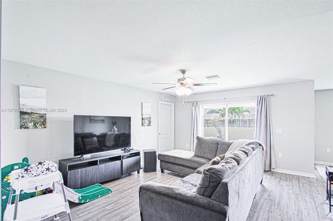 For Sale: $324,990 (3 beds, 2 baths, 1401 Square Feet)