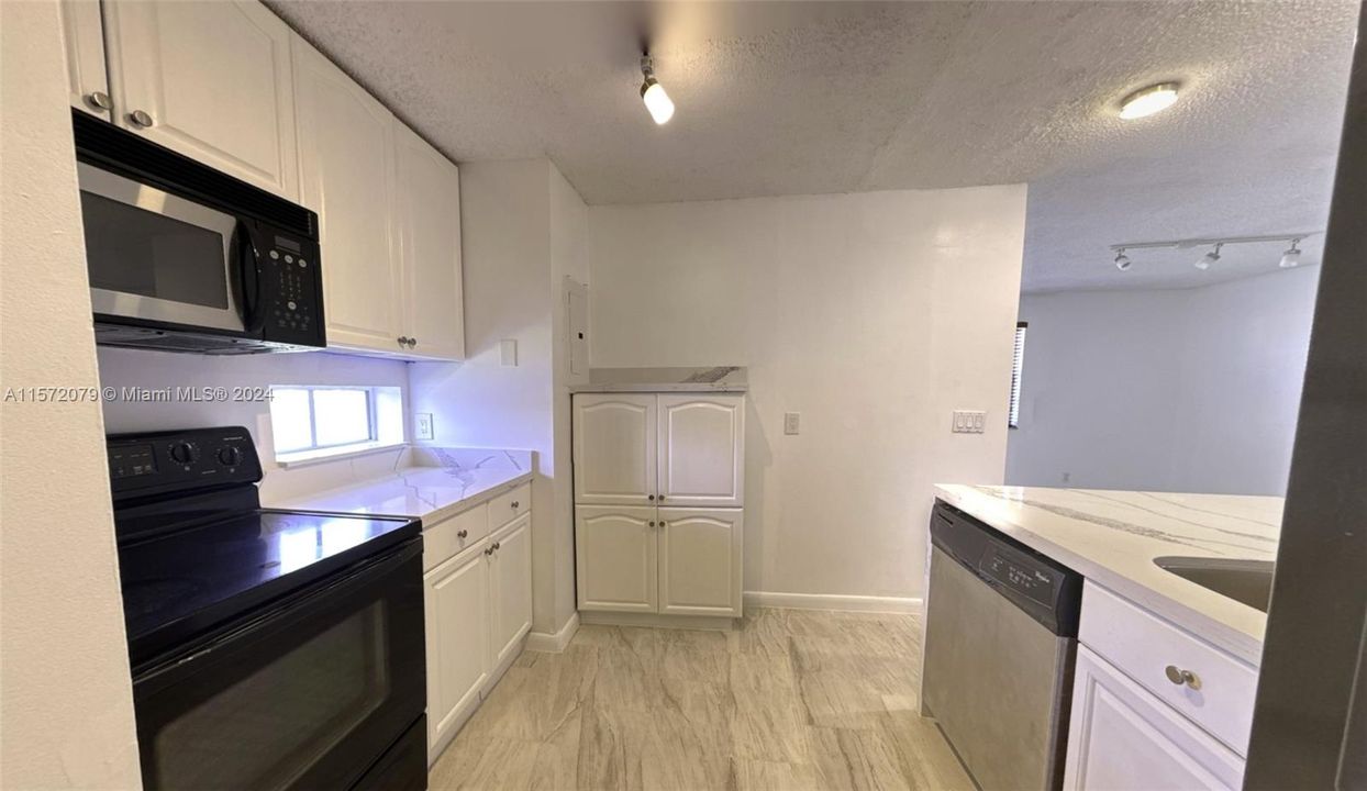 Active With Contract: $2,200 (2 beds, 2 baths, 805 Square Feet)
