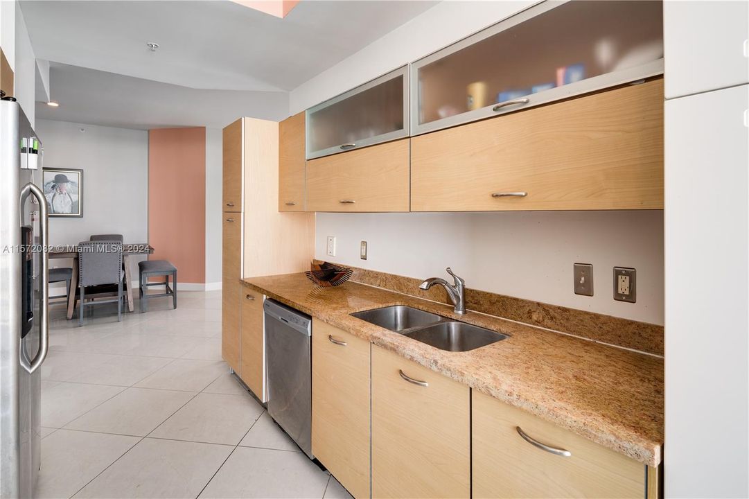 For Sale: $555,000 (2 beds, 2 baths, 1280 Square Feet)