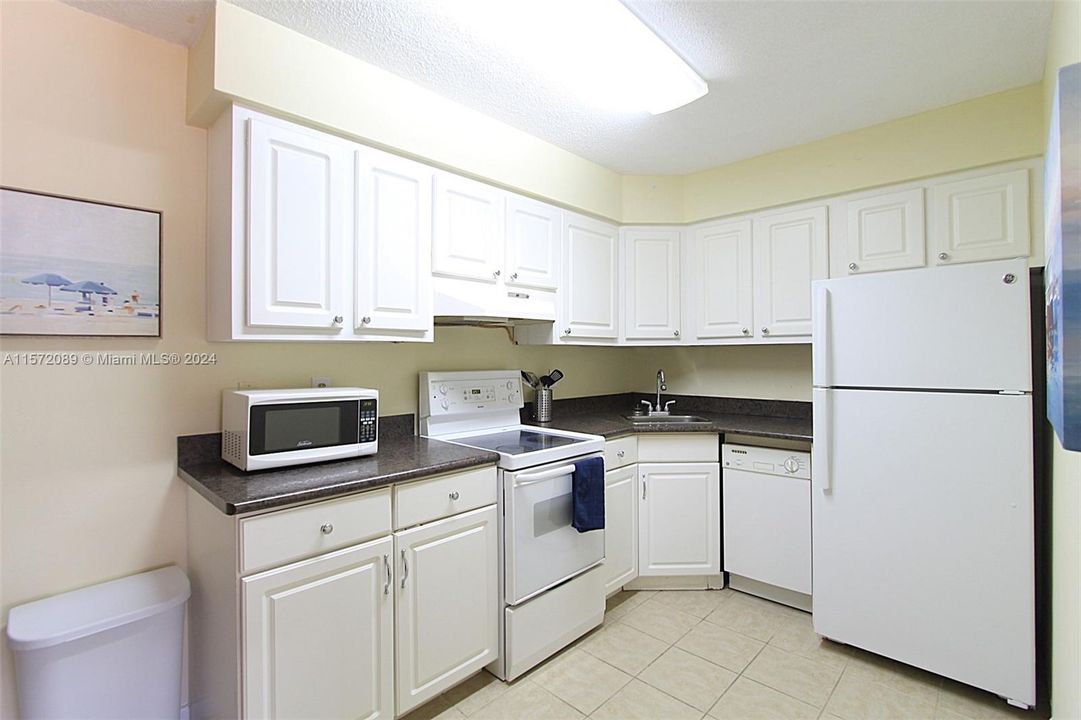 For Sale: $210,000 (1 beds, 1 baths, 610 Square Feet)