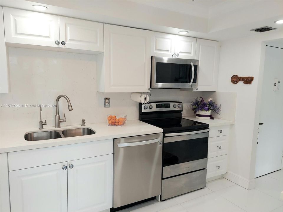 For Sale: $325,000 (2 beds, 2 baths, 1090 Square Feet)