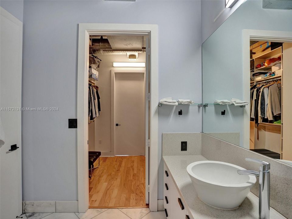 For Sale: $523,000 (2 beds, 1 baths, 975 Square Feet)