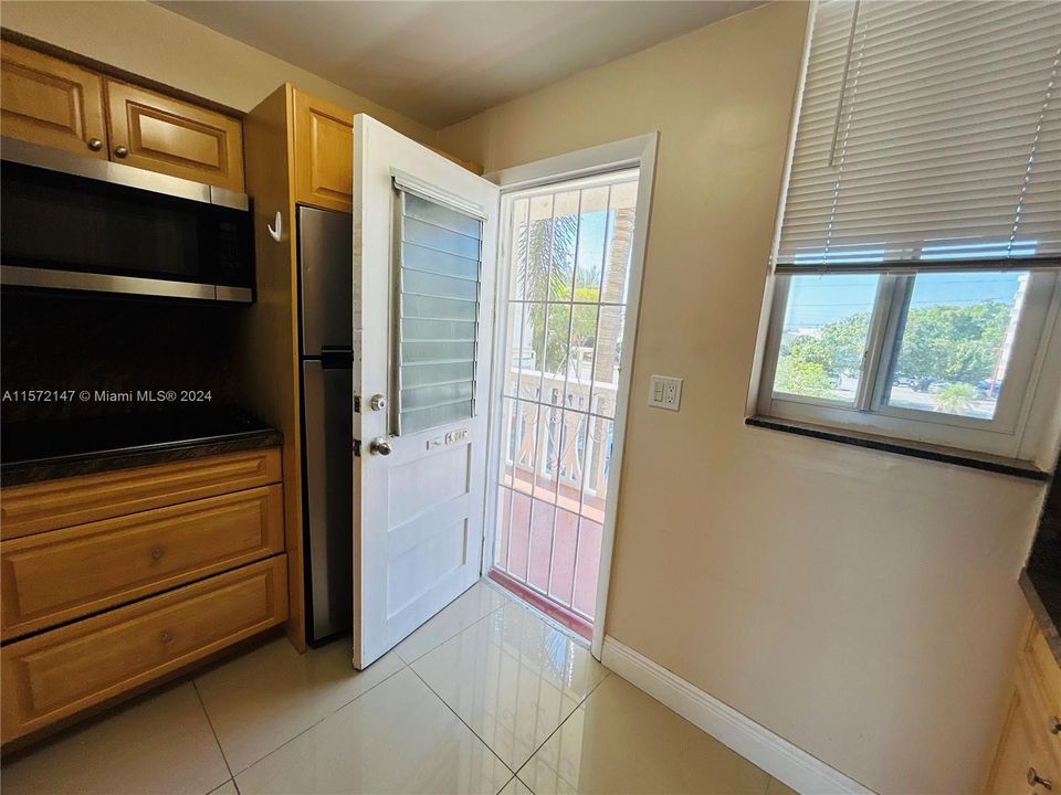 For Sale: $349,900 (1 beds, 1 baths, 768 Square Feet)