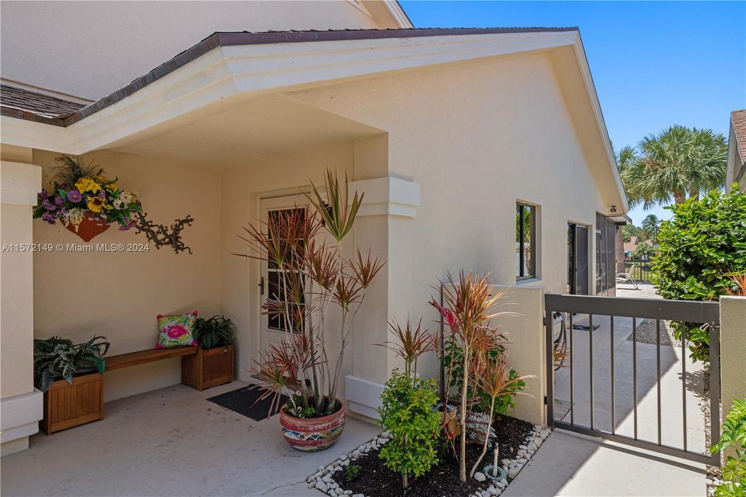 Active With Contract: $975,000 (3 beds, 2 baths, 1889 Square Feet)