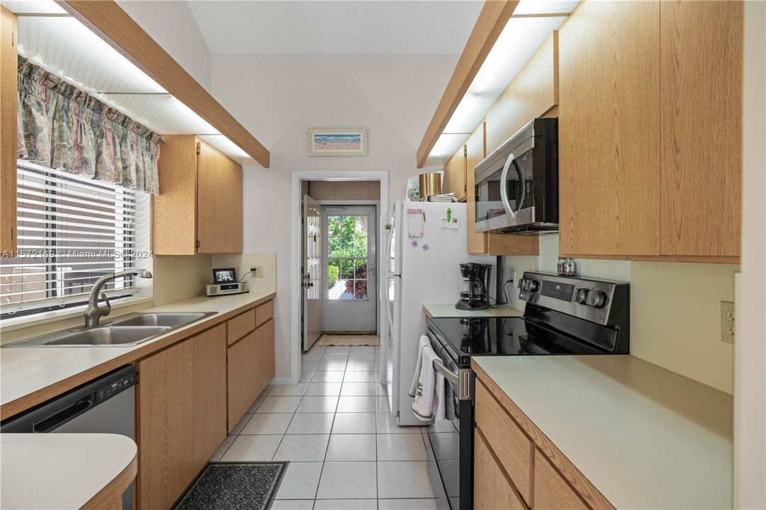 Recently Sold: $975,000 (3 beds, 2 baths, 1889 Square Feet)