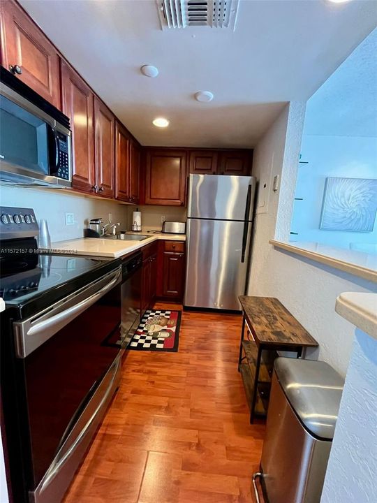 Active With Contract: $2,850 (1 beds, 1 baths, 671 Square Feet)