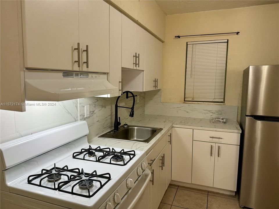 Active With Contract: $192,999 (1 beds, 1 baths, 623 Square Feet)