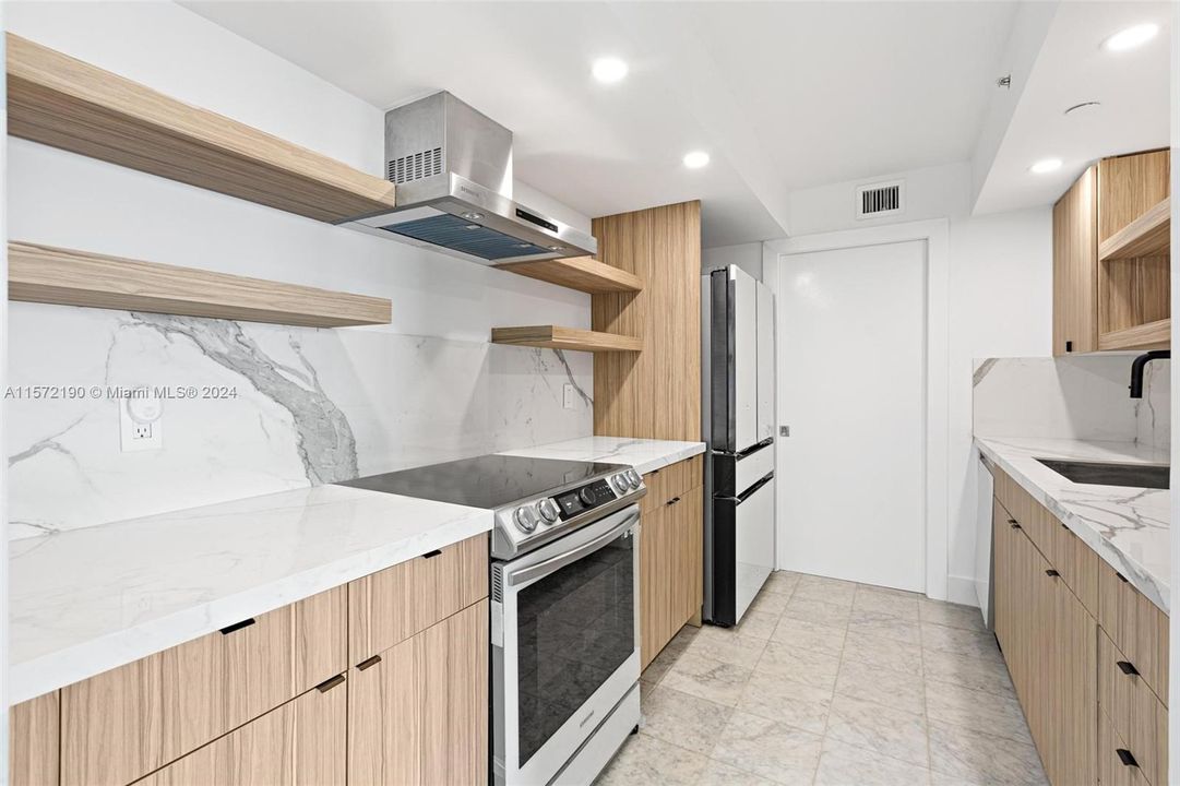 For Rent: $3,850 (1 beds, 1 baths, 943 Square Feet)