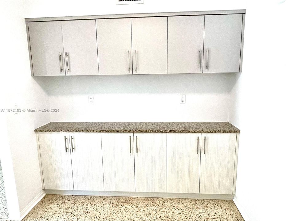 For Rent: $1,950 (1 beds, 1 baths, 800 Square Feet)