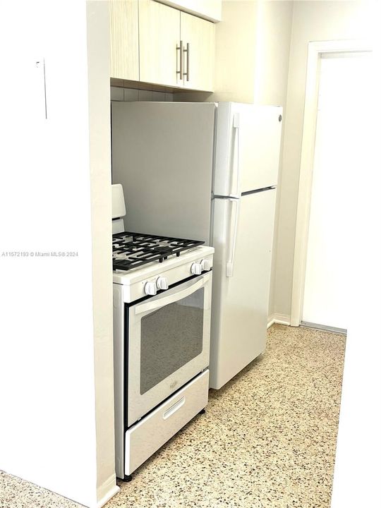 For Rent: $1,950 (1 beds, 1 baths, 800 Square Feet)