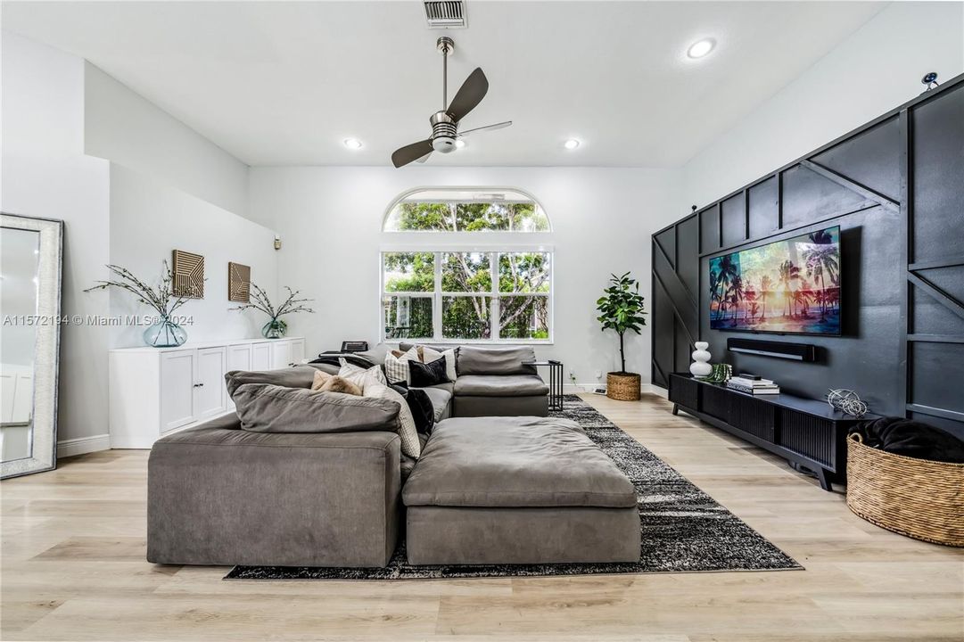 Recently Sold: $1,099,000 (5 beds, 3 baths, 2763 Square Feet)