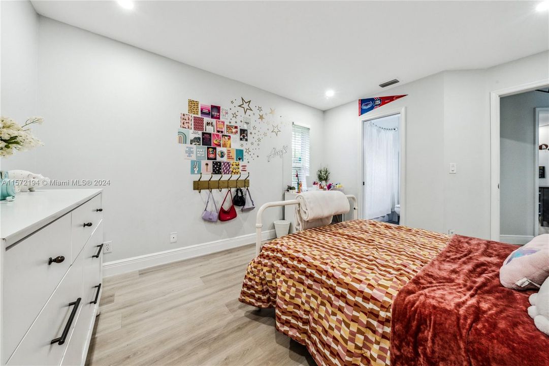 Recently Sold: $1,099,000 (5 beds, 3 baths, 2763 Square Feet)