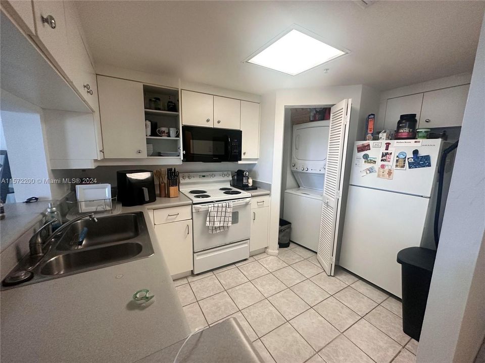 For Rent: $2,900 (1 beds, 1 baths, 834 Square Feet)