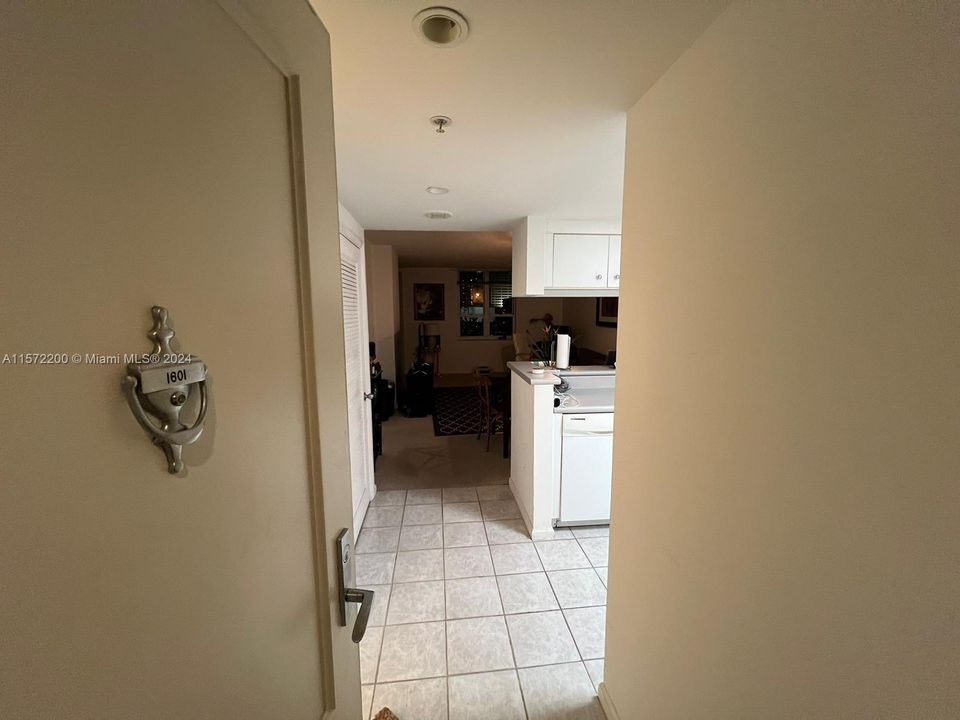 For Rent: $2,900 (1 beds, 1 baths, 834 Square Feet)