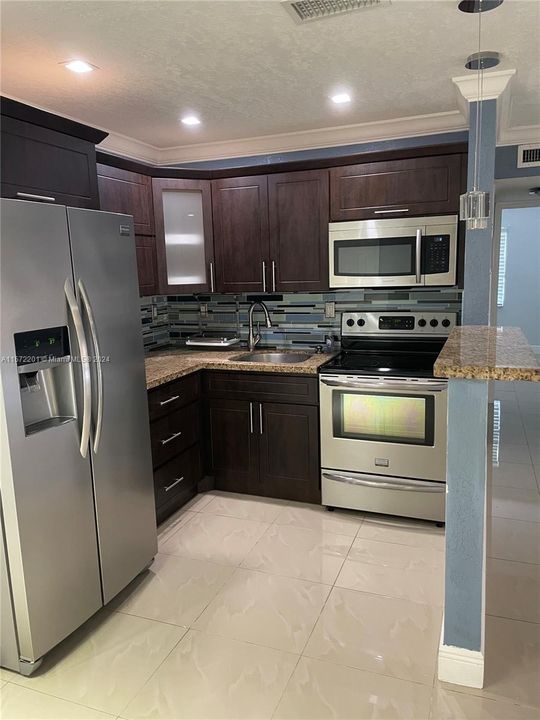 Active With Contract: $235,000 (2 beds, 1 baths, 780 Square Feet)