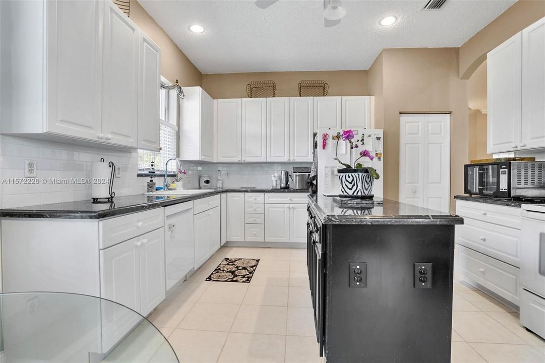 For Sale: $524,900 (2 beds, 2 baths, 2299 Square Feet)