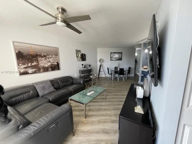 Active With Contract: $270,000 (2 beds, 2 baths, 960 Square Feet)