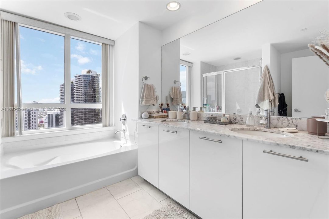For Sale: $975,000 (2 beds, 2 baths, 1289 Square Feet)