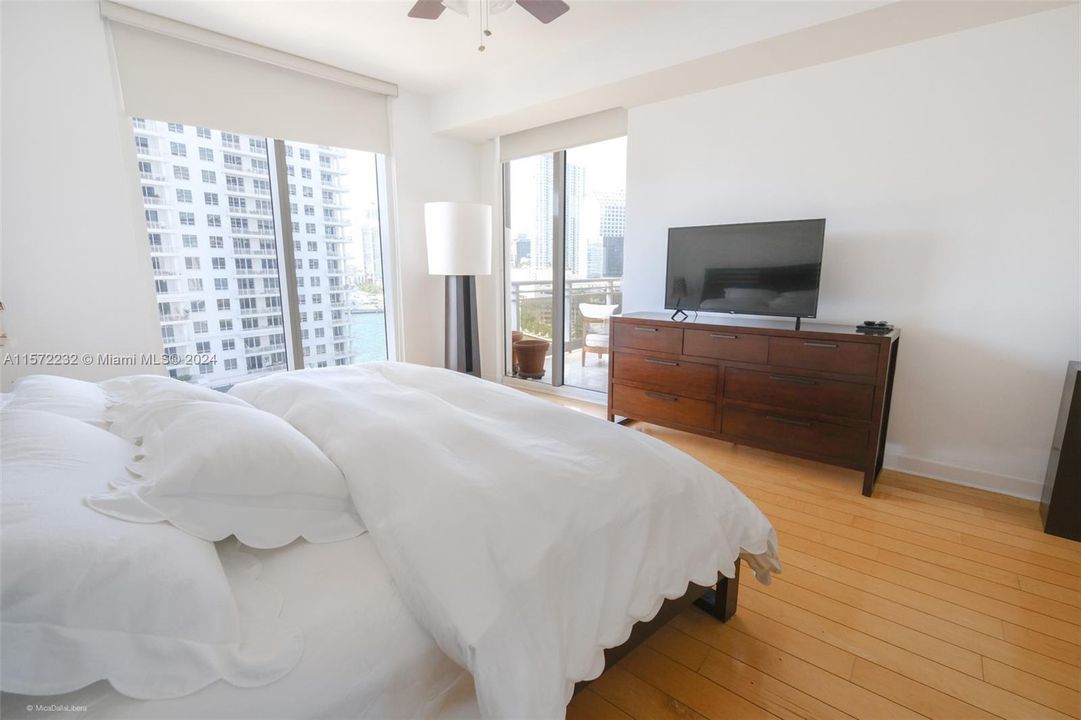 For Sale: $649,900 (1 beds, 1 baths, 1076 Square Feet)