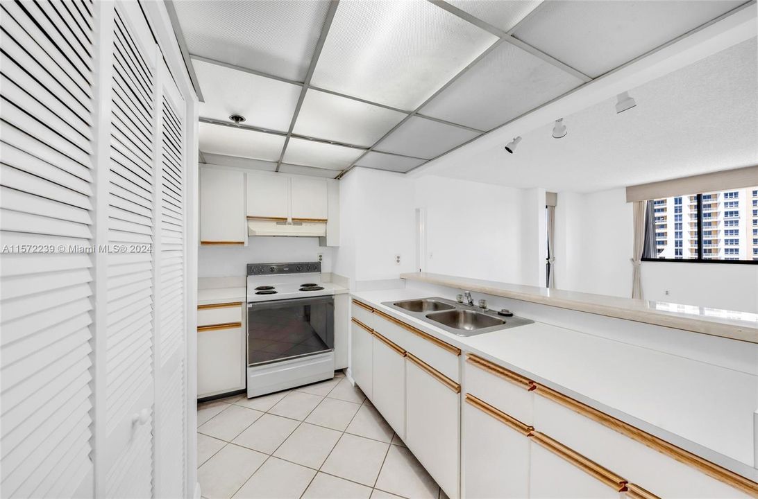 For Sale: $499,900 (2 beds, 2 baths, 1030 Square Feet)