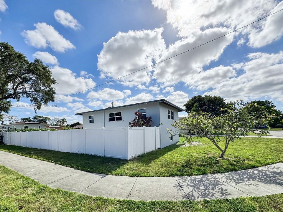 For Sale: $575,000 (4 beds, 2 baths, 1218 Square Feet)