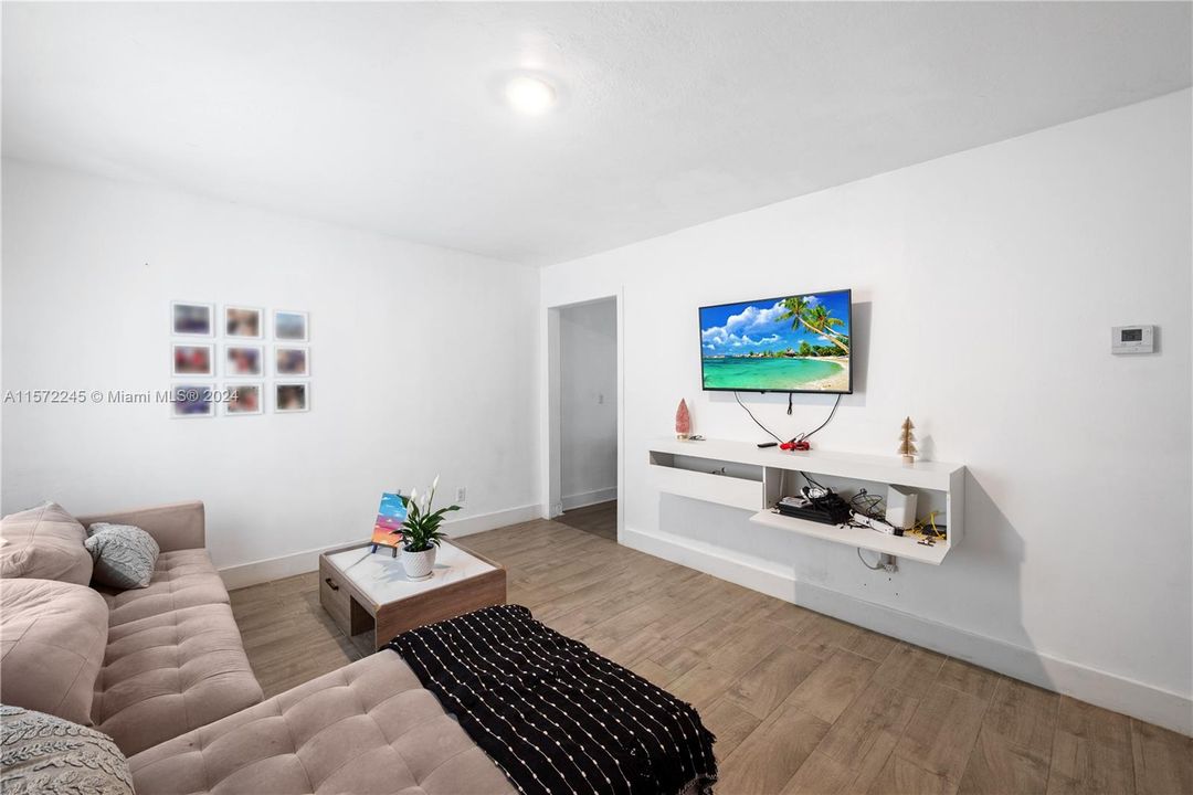 Recently Sold: $650,000 (3 beds, 2 baths, 1153 Square Feet)