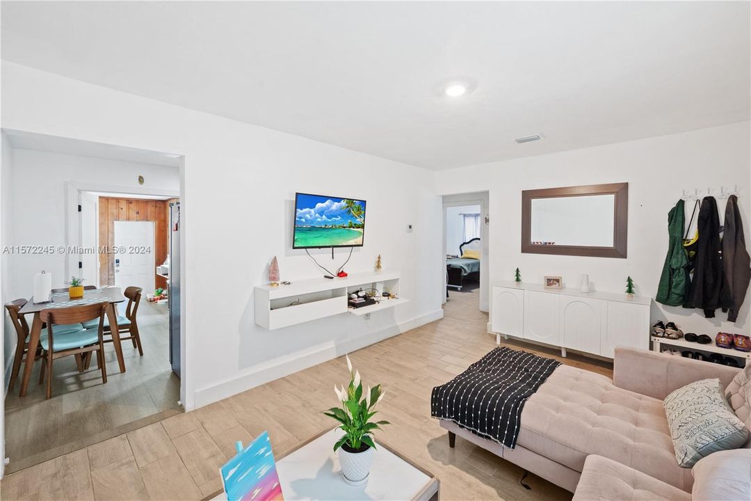 Recently Sold: $650,000 (3 beds, 2 baths, 1153 Square Feet)