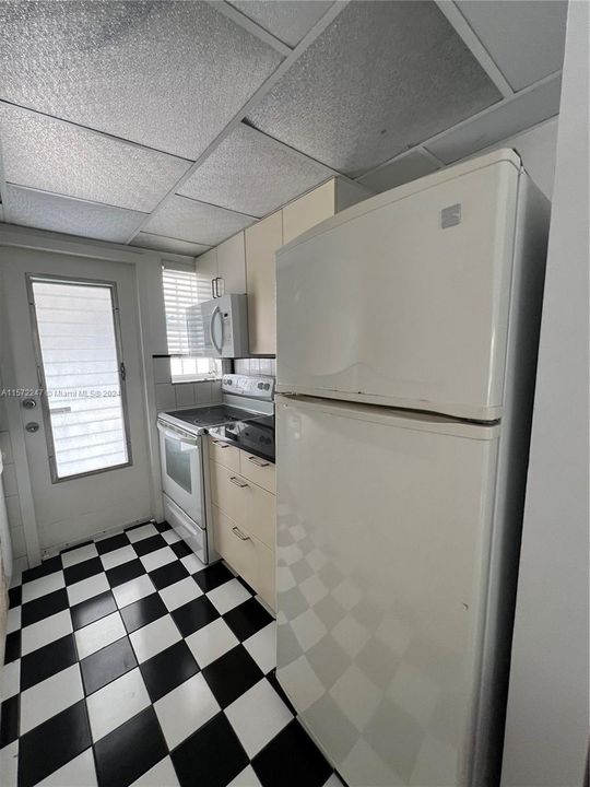 Active With Contract: $207,500 (0 beds, 1 baths, 450 Square Feet)