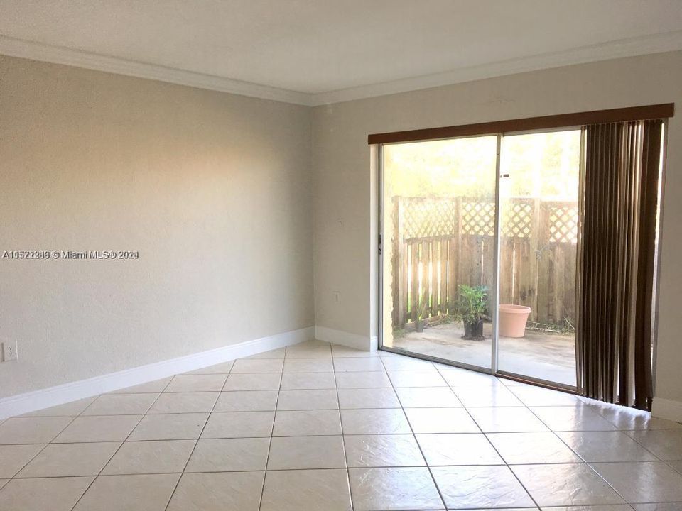 For Sale: $280,000 (2 beds, 1 baths, 866 Square Feet)