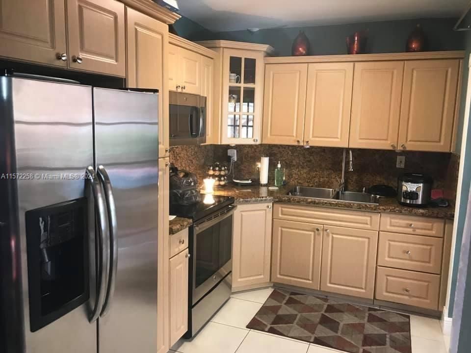 Recently Rented: $3,000 (3 beds, 2 baths, 1393 Square Feet)