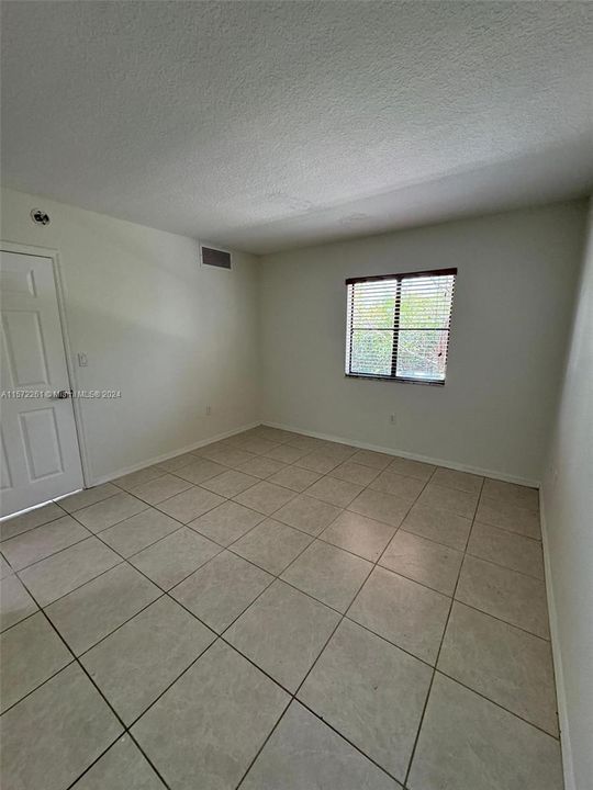 Active With Contract: $2,400 (3 beds, 2 baths, 1018 Square Feet)