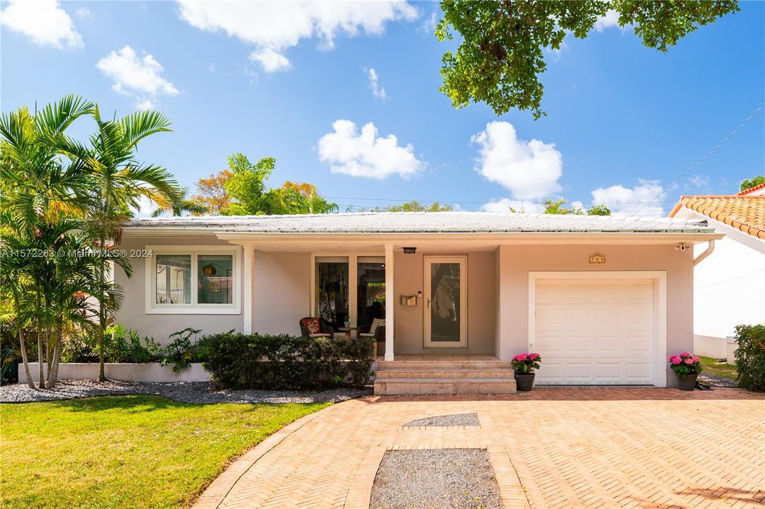 Recently Sold: $1,450,000 (3 beds, 2 baths, 1384 Square Feet)