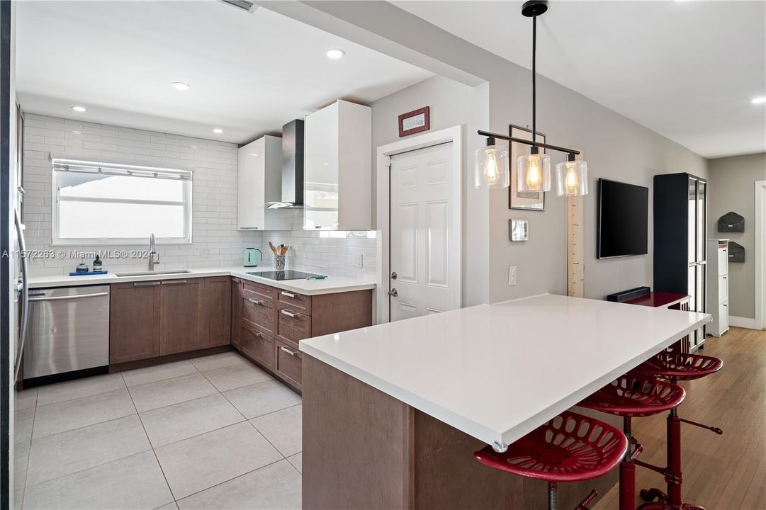 Recently Sold: $1,450,000 (3 beds, 2 baths, 1384 Square Feet)