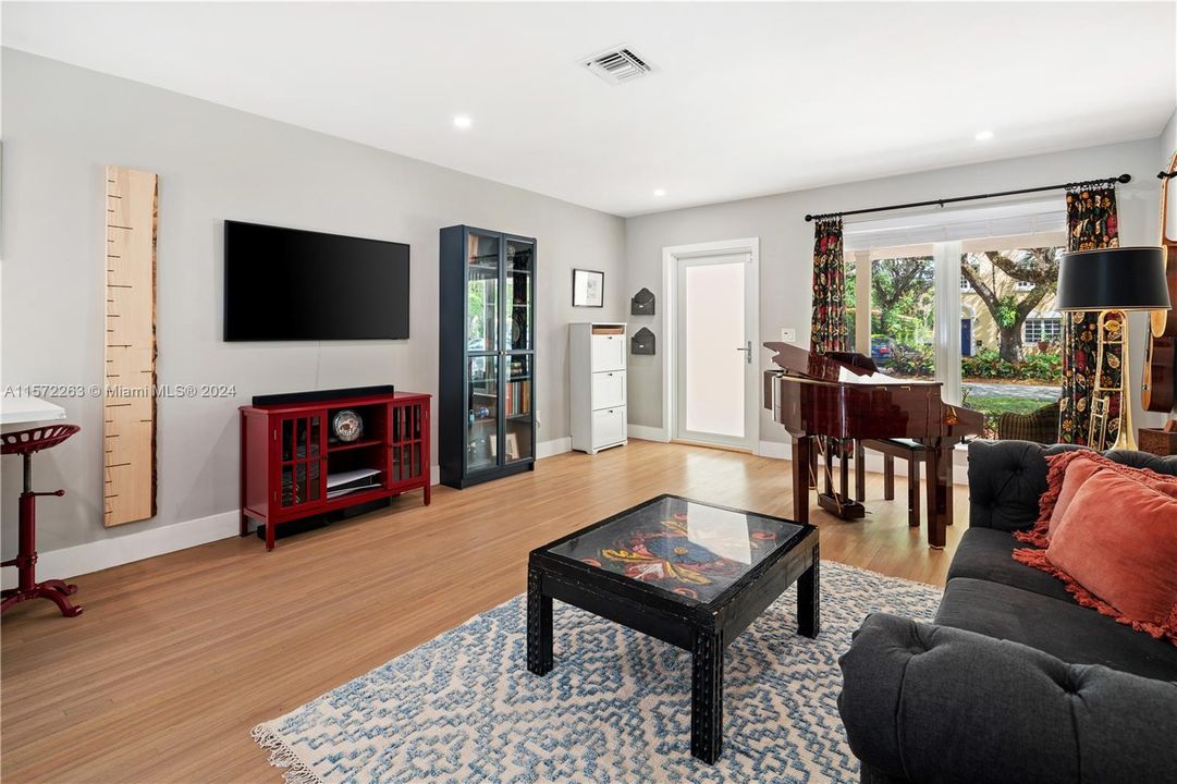 Recently Sold: $1,450,000 (3 beds, 2 baths, 1384 Square Feet)