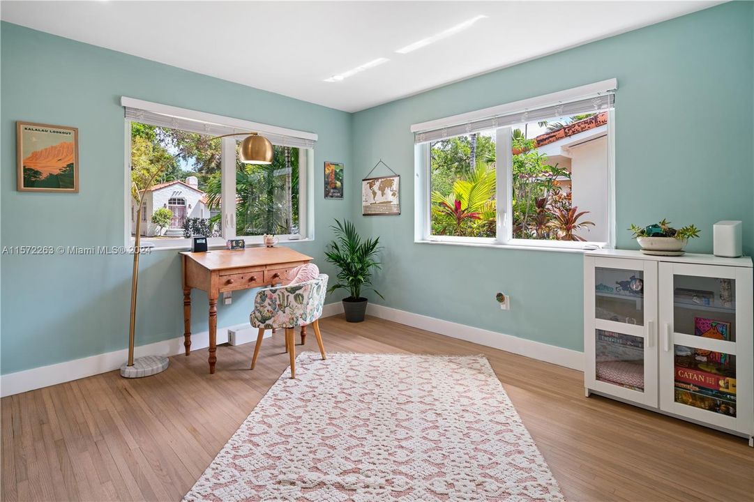 Recently Sold: $1,450,000 (3 beds, 2 baths, 1384 Square Feet)