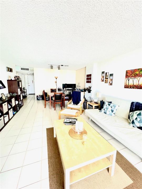 For Sale: $245,000 (1 beds, 1 baths, 1066 Square Feet)