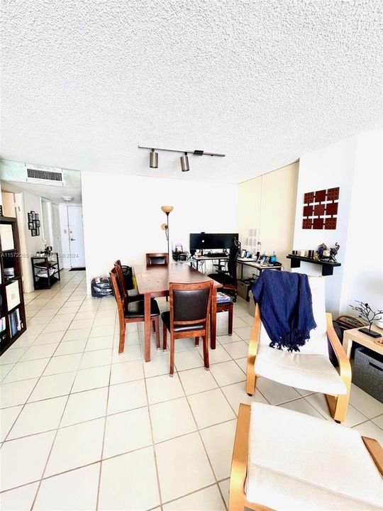 For Sale: $245,000 (1 beds, 1 baths, 1066 Square Feet)