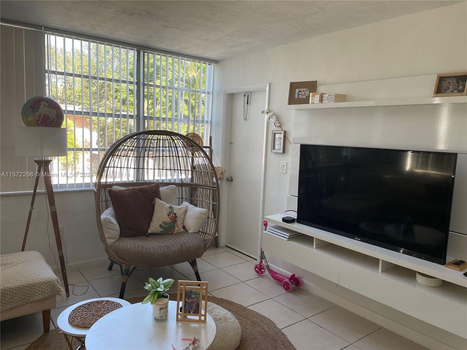 Active With Contract: $1,600 (1 beds, 1 baths, 807 Square Feet)