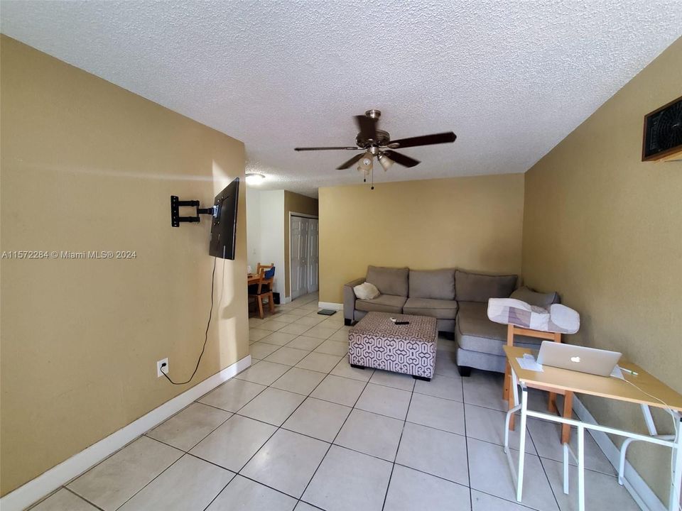 Active With Contract: $215,000 (1 beds, 1 baths, 637 Square Feet)
