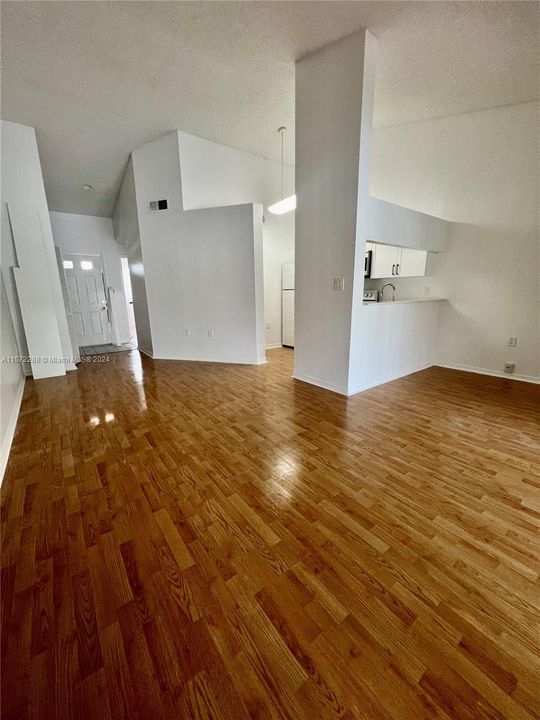 For Rent: $1,750 (1 beds, 1 baths, 750 Square Feet)