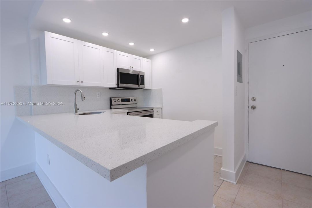 Active With Contract: $1,850 (1 beds, 1 baths, 605 Square Feet)