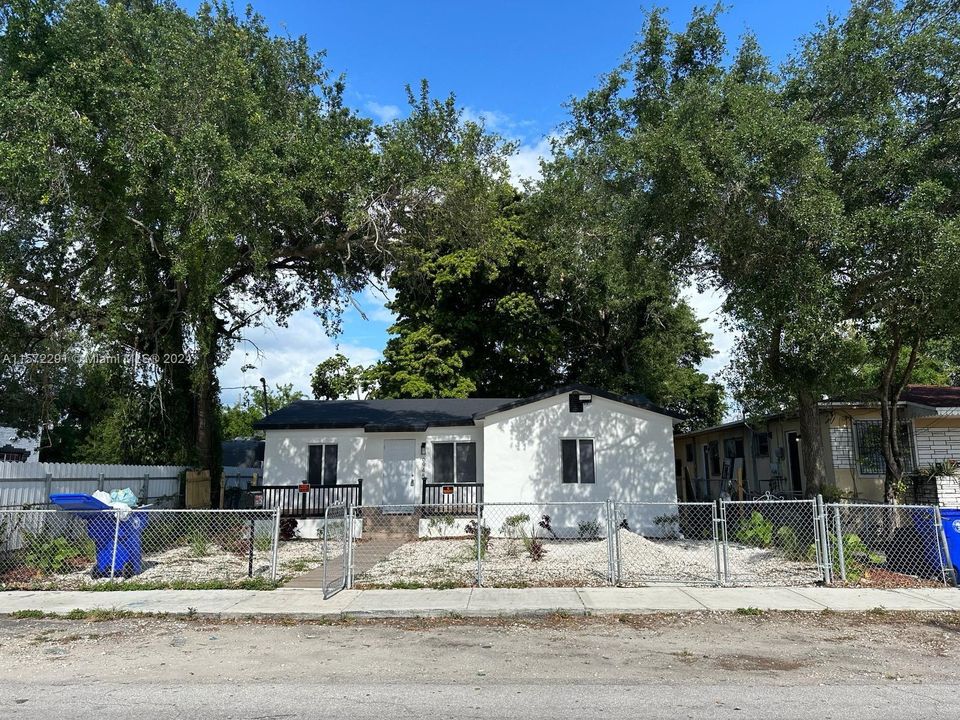 For Sale: $459,000 (3 beds, 1 baths, 820 Square Feet)