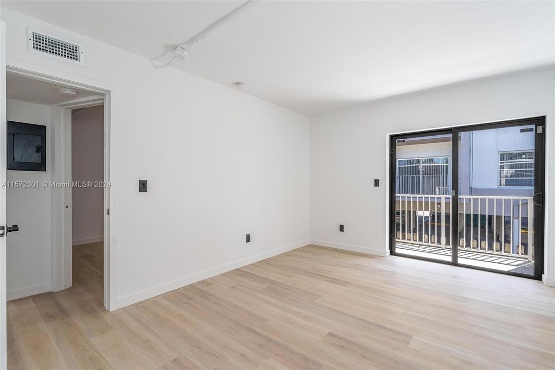 Active With Contract: $2,149 (2 beds, 1 baths, 775 Square Feet)
