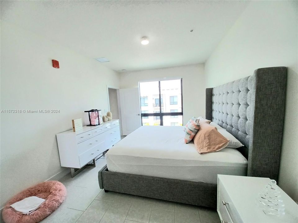 For Sale: $385,000 (1 beds, 1 baths, 738 Square Feet)