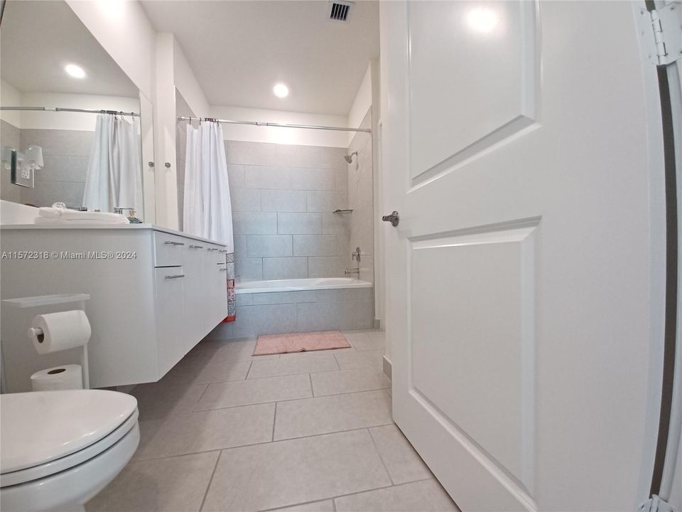 For Sale: $385,000 (1 beds, 1 baths, 738 Square Feet)