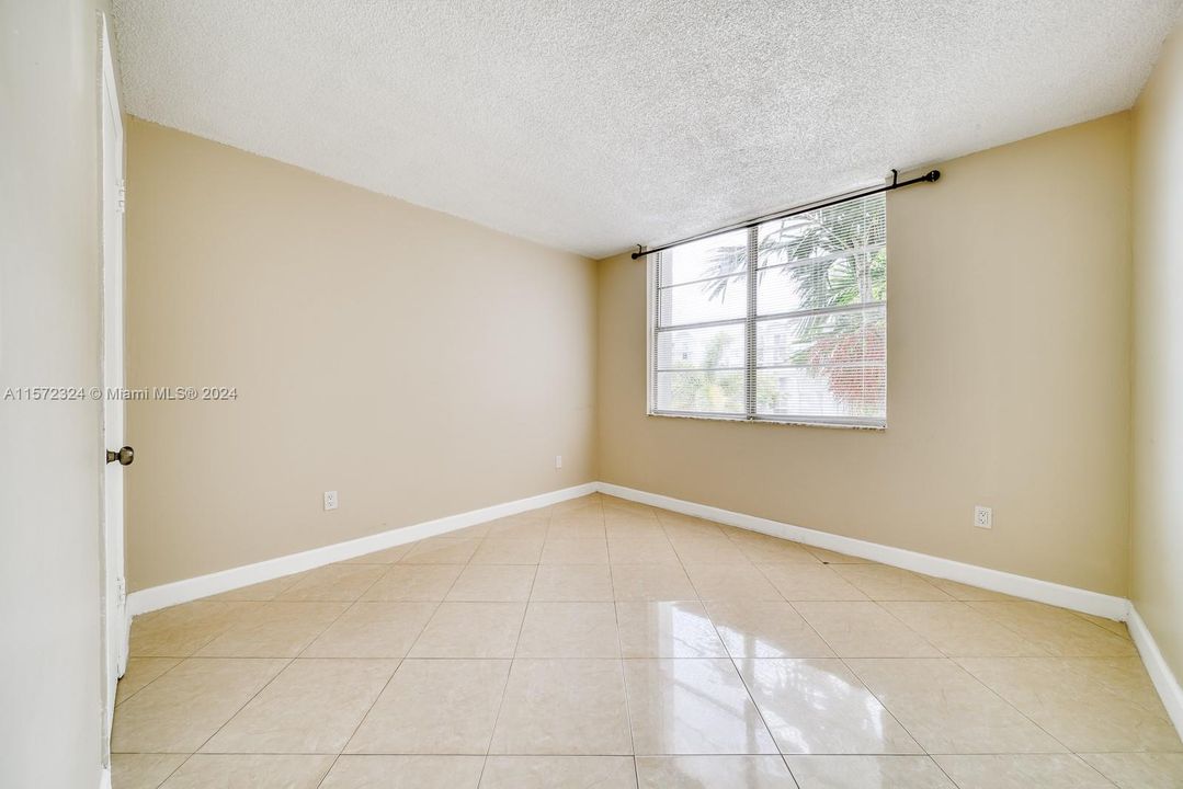 For Sale: $225,000 (2 beds, 2 baths, 1036 Square Feet)