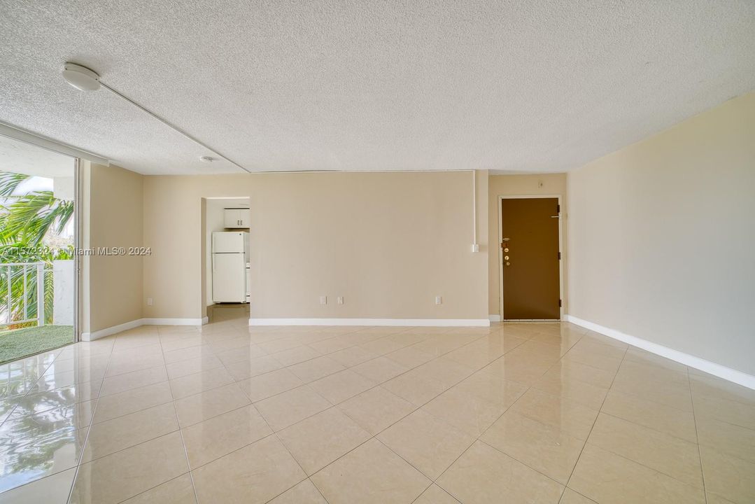 For Sale: $225,000 (2 beds, 2 baths, 1036 Square Feet)