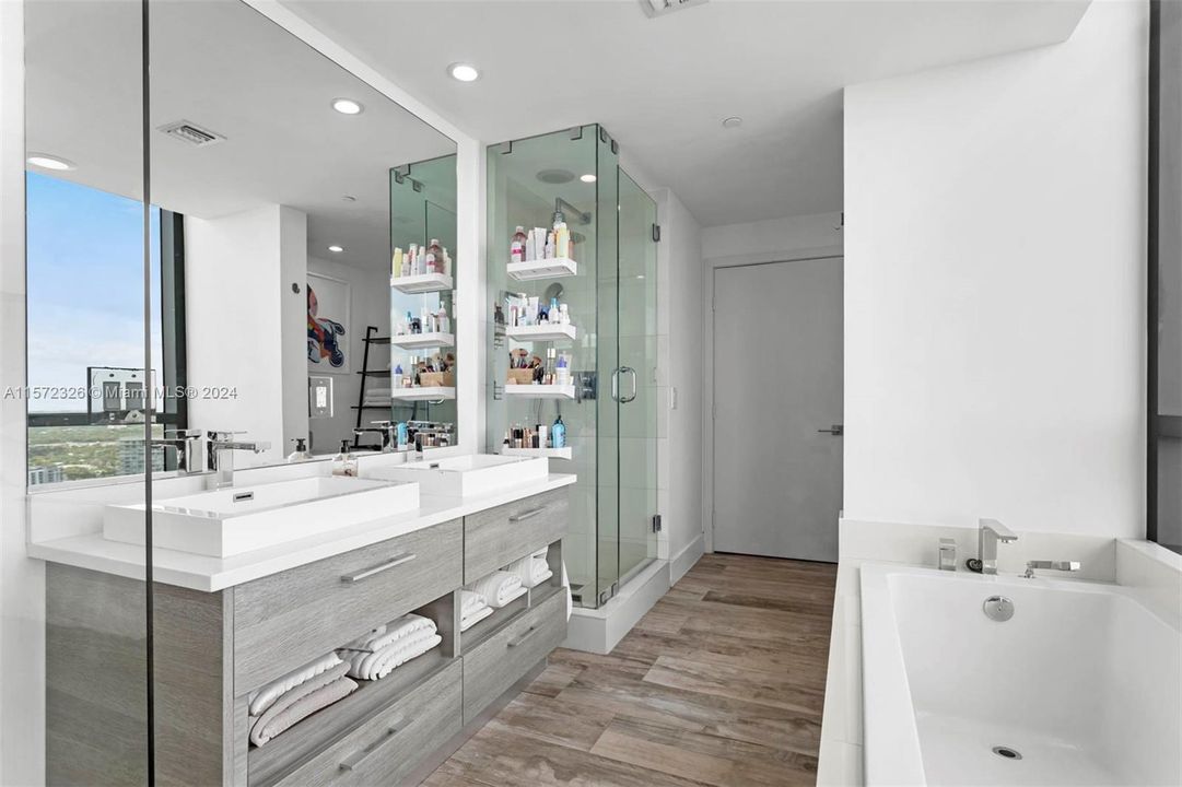 For Sale: $699,000 (1 beds, 1 baths, 706 Square Feet)
