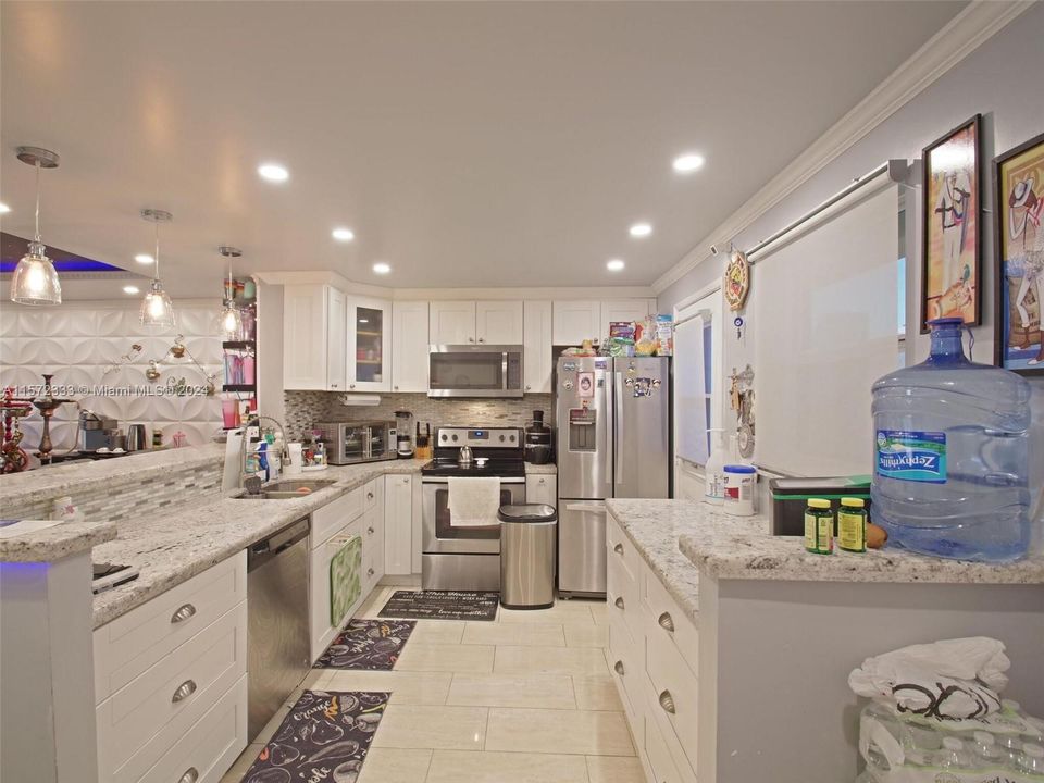 For Sale: $300,000 (2 beds, 2 baths, 1092 Square Feet)